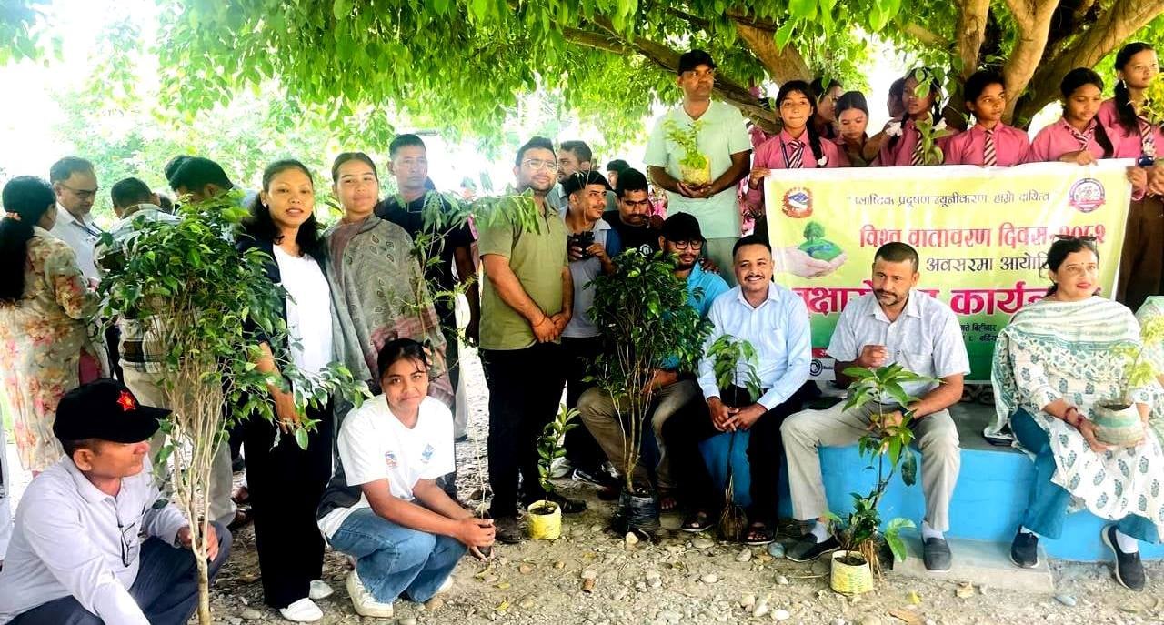 वातावरण संरक्षण गर्न प्लाष्टिक प्रदुषण न्युनिकरण अभियान अन्तर्गत ठाकुरबाबामा बृक्षारोपण