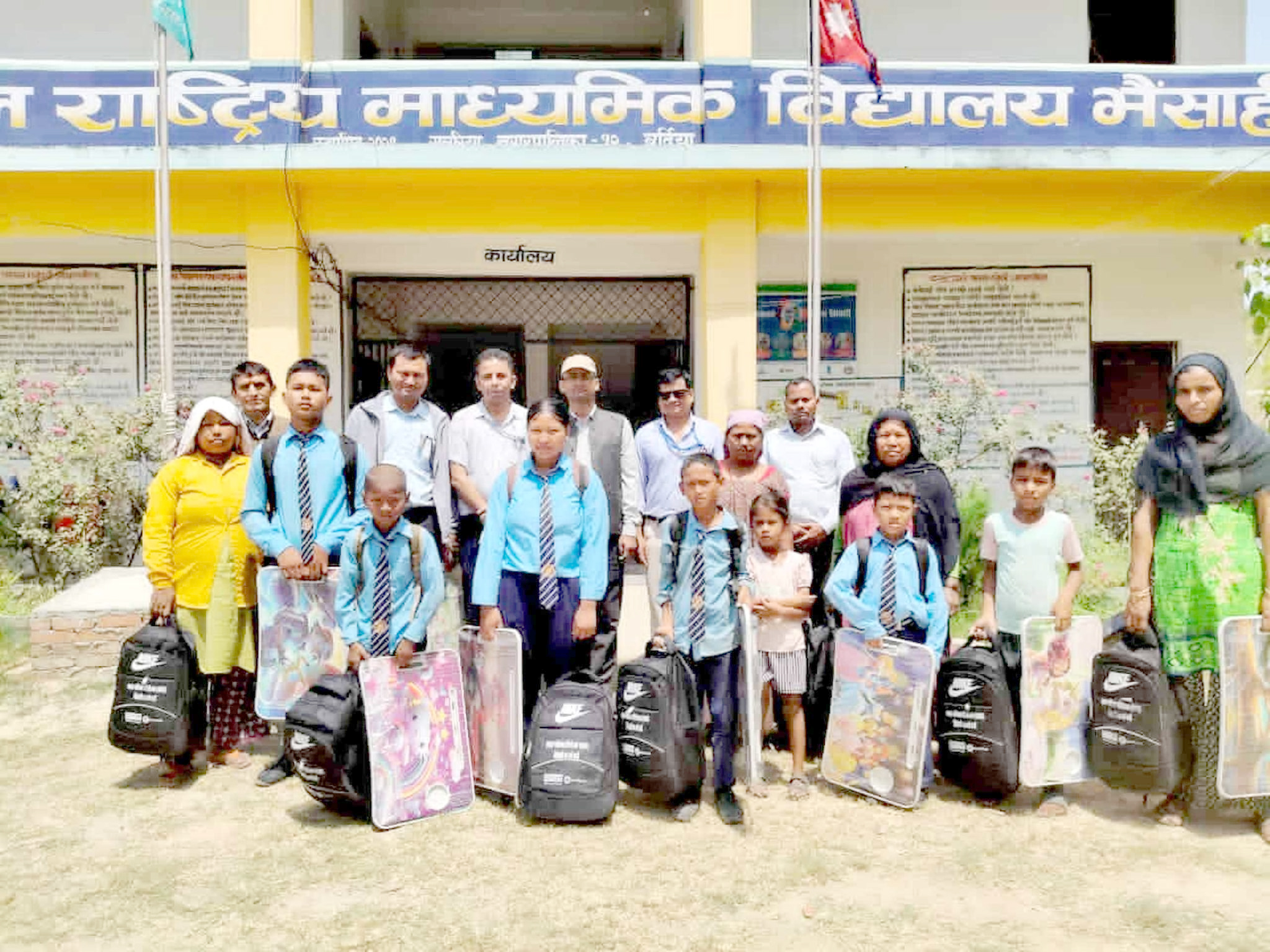 बाँके युनेस्को र प्लान नेपालद्धारा विपन्न विद्यार्थिलाई शैक्षिक सामाग्री वितरण
