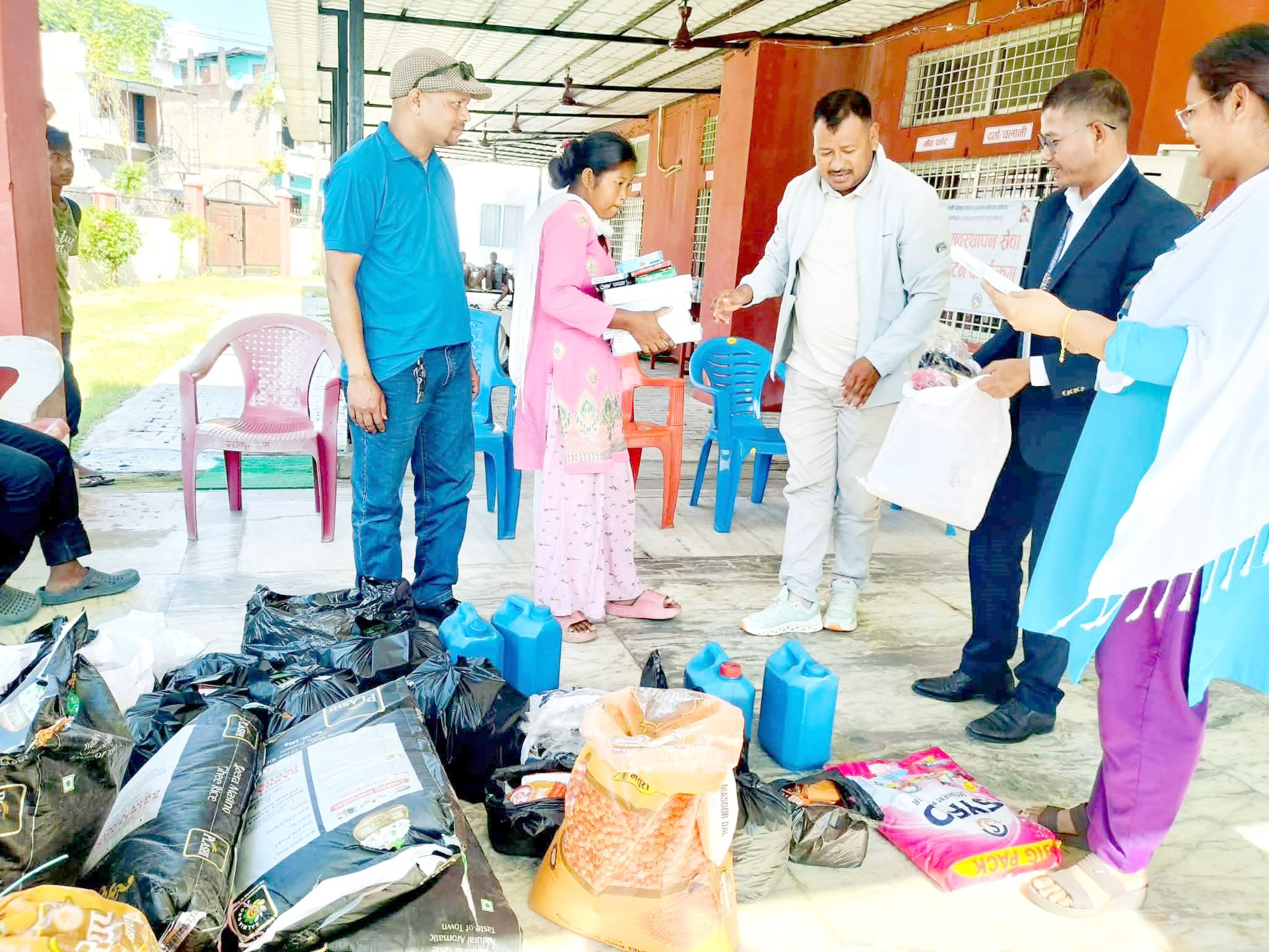 राजापुरका विपन्न परिवारका बालबालिकालाई आर्थिक सहयोग